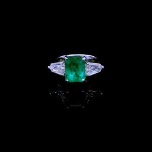 Wyjątkowy pierścionek ze szmaragdem i diamentami - harmonia koloru i blasku