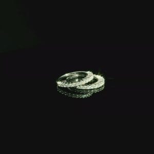 Zestaw dwóch pierścionków z białego złota z diamentami 0,70 ct Lekkość formy. Blask geometrii. Nowoczesna klasyka