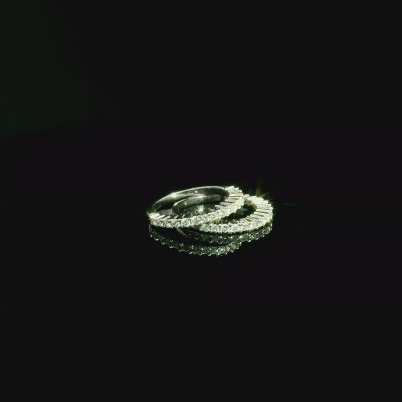 Zestaw dwóch pierścionków z białego złota z diamentami 0,70 ct Lekkość formy. Blask geometrii. Nowoczesna klasyka