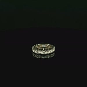 Obrączka typu eternity z 20 diamentami. Szlachetna prostota. Symbol trwałości. Subtelny luksus.