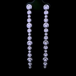 Spektakularne kolczyki z białego 18 karatowego złota z diamentami z diamentami o łączna masie ca. 0,50 ct