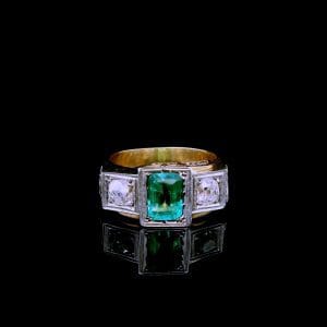 Pierścionek Art Deco z kolumbijskim szmaragdem i diamentami. Siła symbolu. Geometryczna precyzja i ręcznie rzeźbiona elegancja.