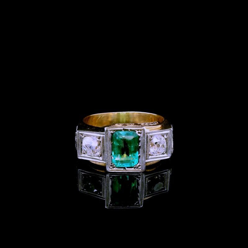Pierścionek Art Deco z kolumbijskim szmaragdem i diamentami. Siła symbolu. Geometryczna precyzja i ręcznie rzeźbiona elegancja.