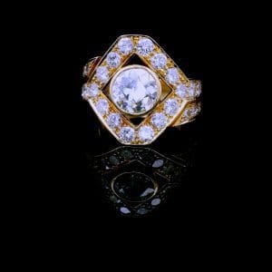 Spektakularny pierścionek z żółtego złota z dużym diamentem w dawnym szlifie europejskim - oda do światła, formy i ponadczasowej elegancji