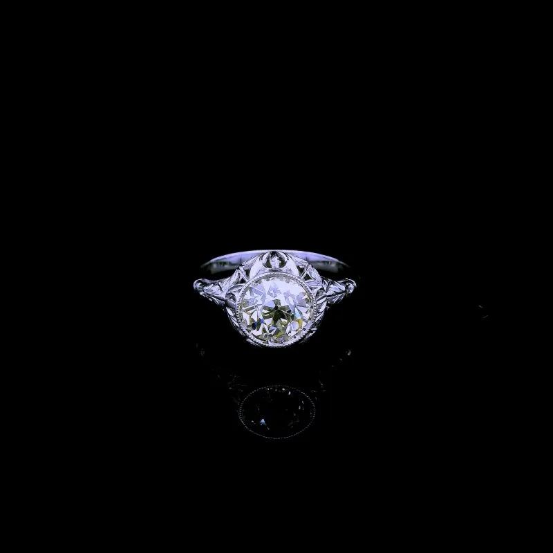 Pierścionek z diamentem 1,80 ct z epoki Art Deco Wyrafinowana elegancja lat 20. – klasyka w najlepszym wydaniu