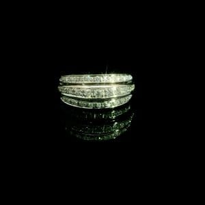 Pierścionek z trzema rzędami diamentów 0,32 ct – złoto 18 kt Wyrazista forma. Harmonijny blask.
