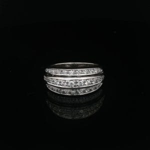 Pierścionek z trzema rzędami diamentów 0,32 ct – złoto 18 kt Wyrazista forma. Harmonijny blask.