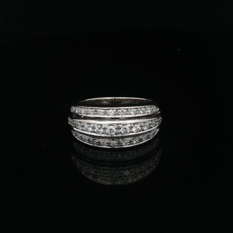 Three-row diamond ring 0.32ct – 18K gold - Distinctive form. Harmonious brilliance.