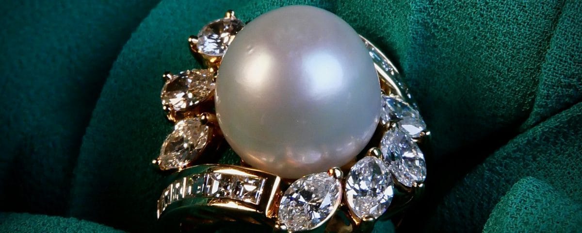 Pierścionek z diamentami i perłą