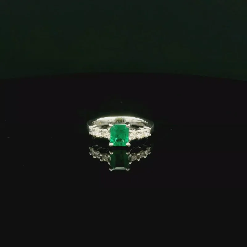 Crivelli – pierścionek ze szmaragdem i diamentami | Złoto 18K | Szmaragd 0,66 ct | Diamenty 0,40 ct