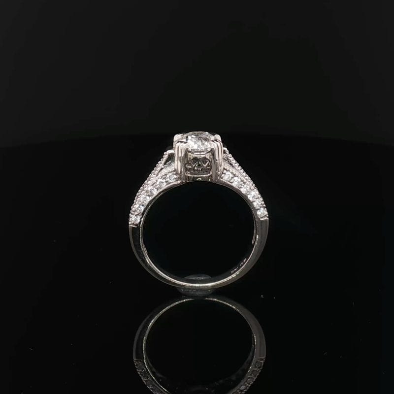 Pierścionek z diamentem 1,36 ct – klasyczna elegancja w świetlistej oprawie
