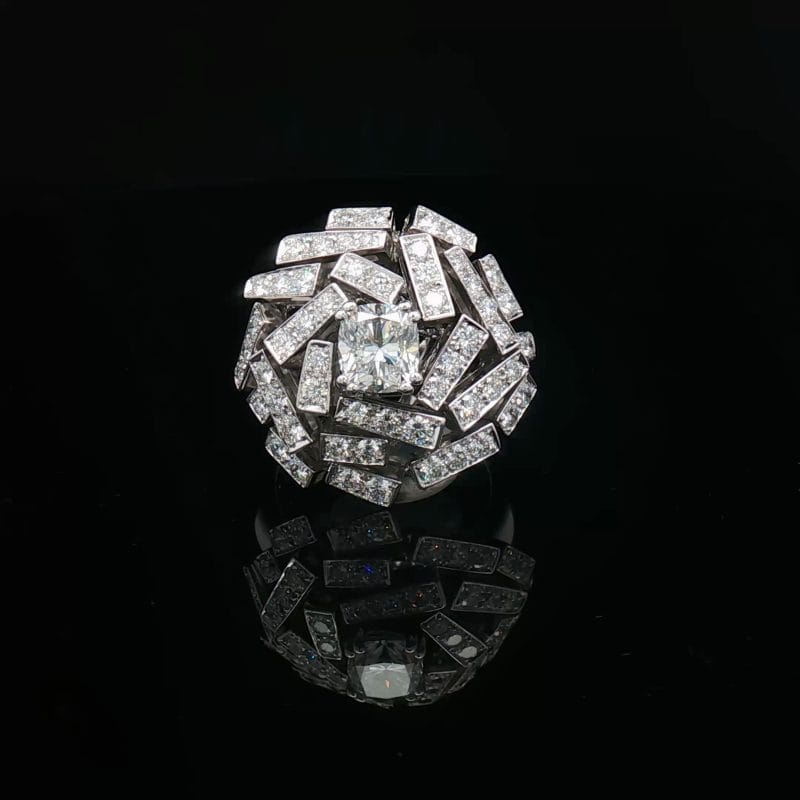 Pierścionek „Dandelion” z diamentem cushion 1,08 ct D/VVS2 – rzeźbiarska kompozycja 55 brylantów