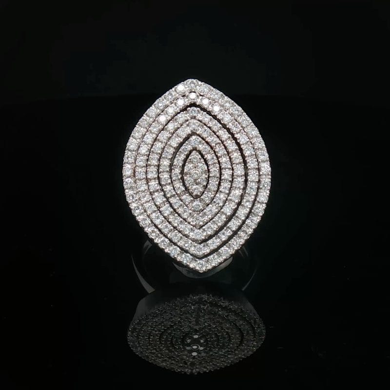 Pierścionek „Ellips” – ruchoma kompozycja 127 diamentów w rzeźbiarskiej formie