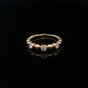 Niezwykły pierścionek z 18-karatowego złota z diamentami 0,27 karata