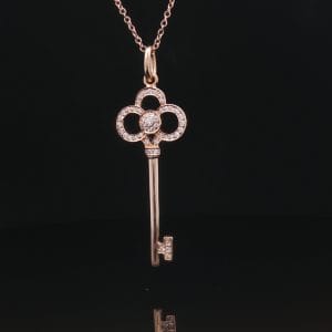 naszyjnik-tiffany-keys-fleur-de-lis-zolte-zloto-diamenty-brylanty