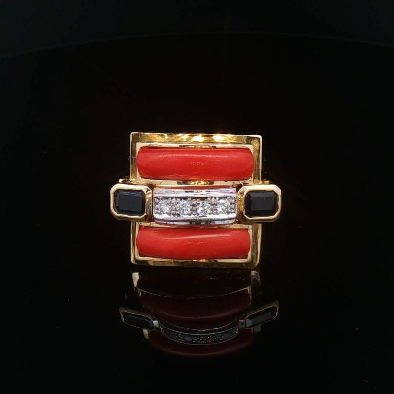 Italian Vintage Retro Ring with Coral, Sapphires (~0.90 ct) and Diamonds (~0.14 ct VS/G) – 18K Yellow Gold (12.44 g, 1940s/1950s, Size US 8 / EU 57 / 17 mm)