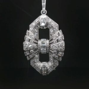 Brosza-wisior Art Déco z platyny i białego złota 18K z 80 naturalnymi diamentami o łącznej masie około 7,70 ct.