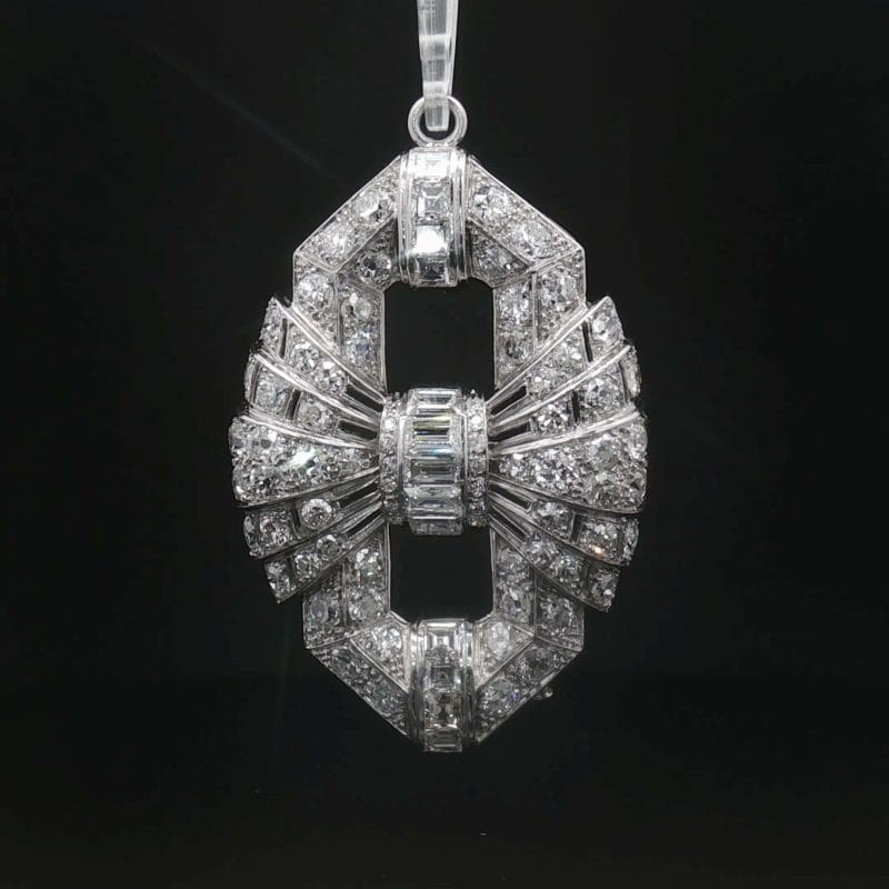 Brosza-wisior Art Déco z platyny i białego złota 18K z 80 naturalnymi diamentami o łącznej masie około 7,70 ct.