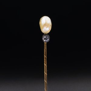 Antique gold pin with natural pearl and colourless sapphire