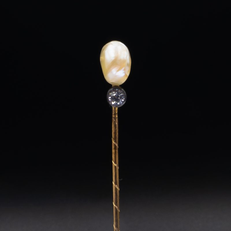 Antique gold pin with natural pearl and colourless sapphire