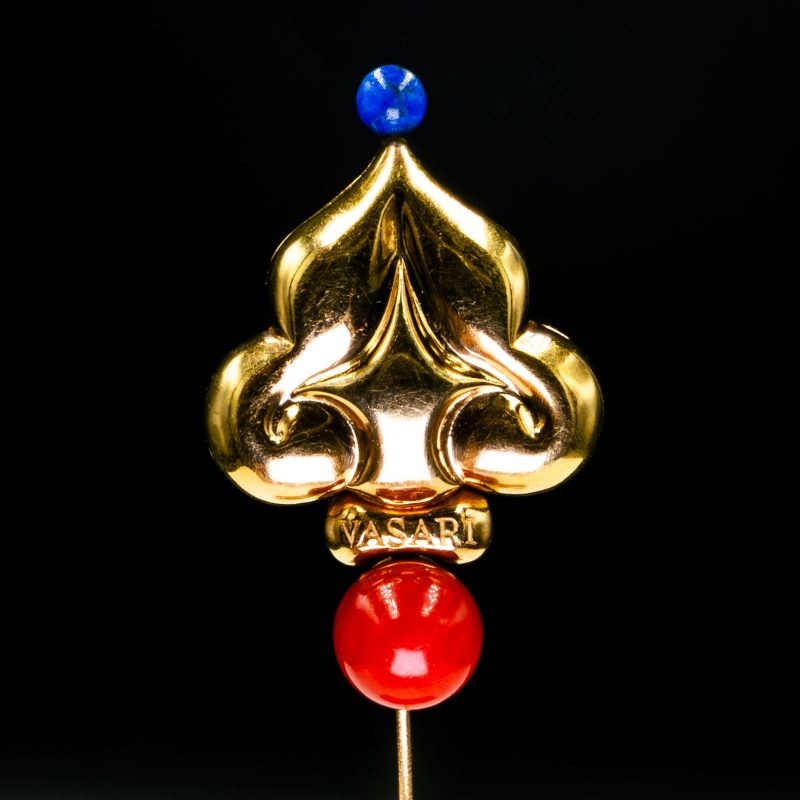Vasari vintage pin in 18K gold 750 with natural coral and lapis lazuli