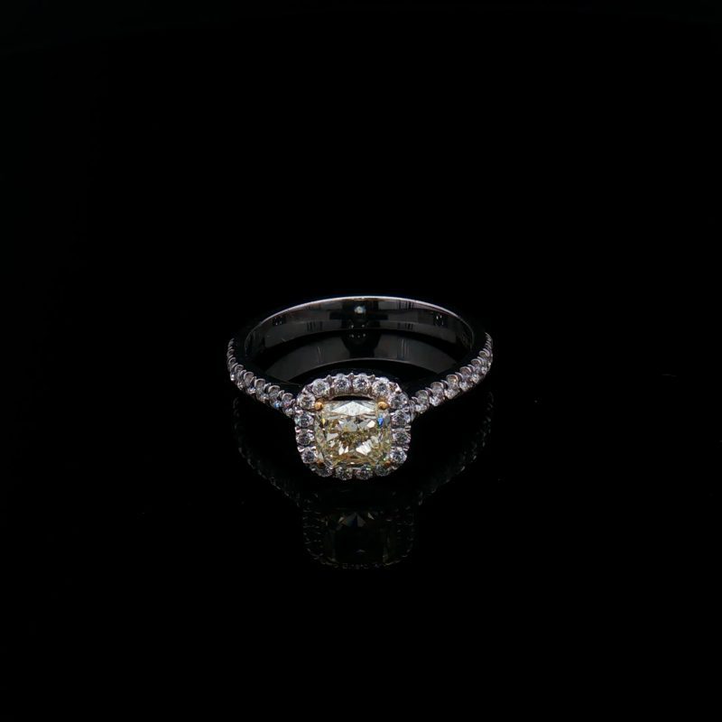 Pierścionek z białego złota 750 z diamentem Fancy Light Yellow 0,91 ct w szlifie cushion i diamentami halo.