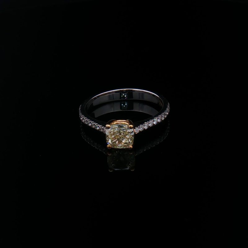 Pierścionek z białego i żółtego złota 750 z diamentem Fancy Light Yellow 1,05 ct cushion i diamentami F/VVS.