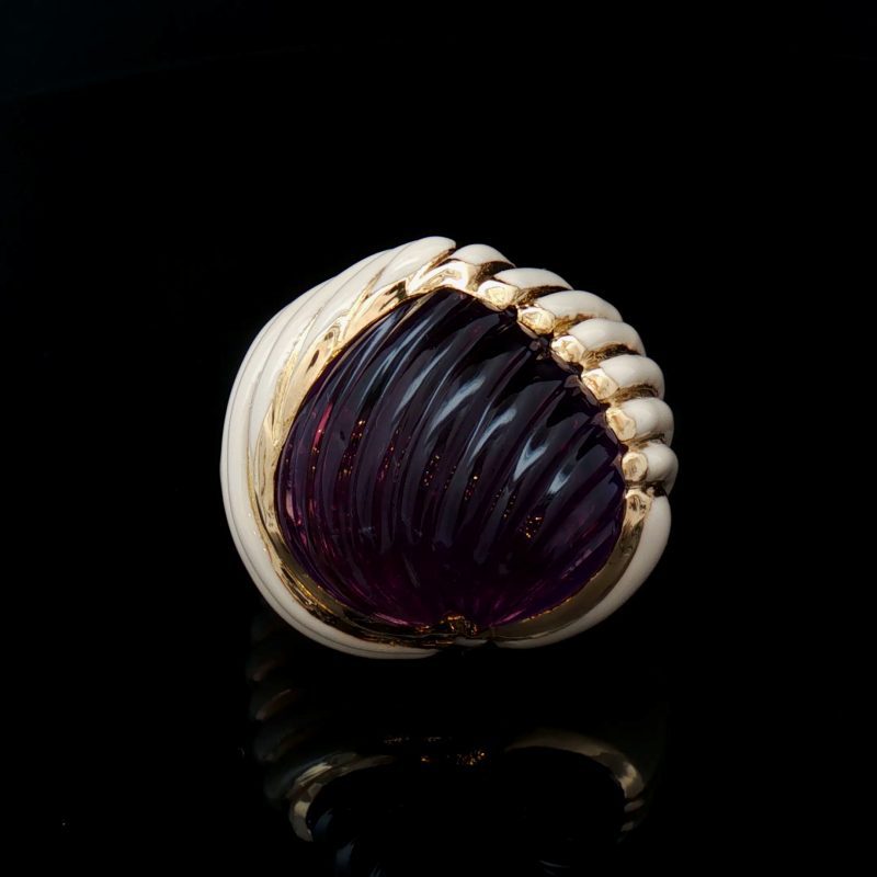 Italian cocktail ring in 18-karat gold with carved amethyst and enamel – 1950s/1960s
