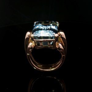 Monumental retro ring in 18-karat gold with an approx. 20 ct aquamarine in an emerald cut