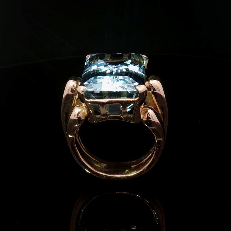 Monumental retro ring in 18-karat gold with an approx. 20 ct aquamarine in an emerald cut