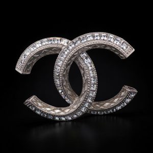 Brosza Chanel CC z motywem matelassé i kryształami w srebrzystym metalu, kolekcja 2018/2019.