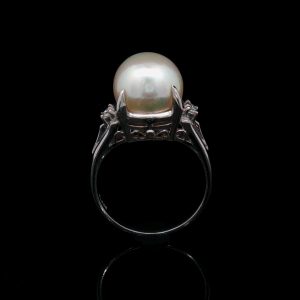 Pt950 platinum ring with a 10 mm cultured pearl and four diamonds totalling 0.04 ct
