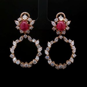 18K gold clip-on drop earrings with approx. 6.00 ct cabochon rubies and 7.00 ct diamonds in three cuts