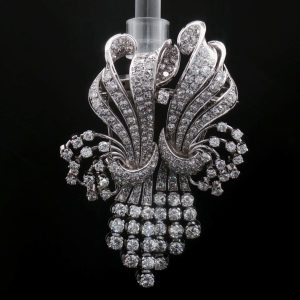 Platynowa brosza Double Clip z lat 50.–60. XX wieku z 213 diamentami o łącznej masie ok. 11,80 ct.