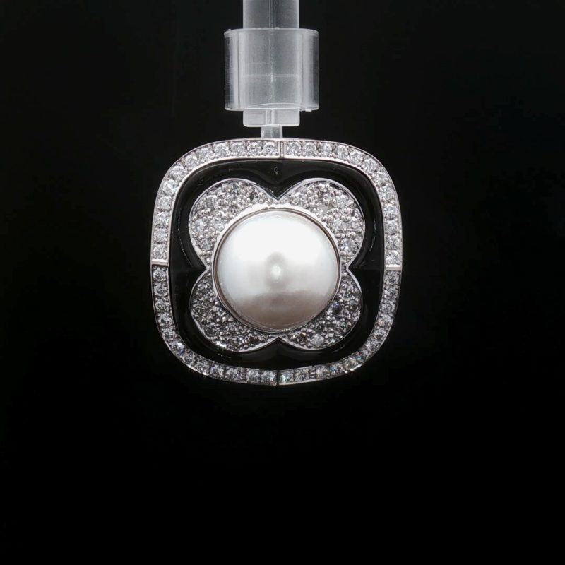 18-karat gold brooch with a large Mabé pearl, black onyx and 76 diamonds totalling approximately 1.80 ct