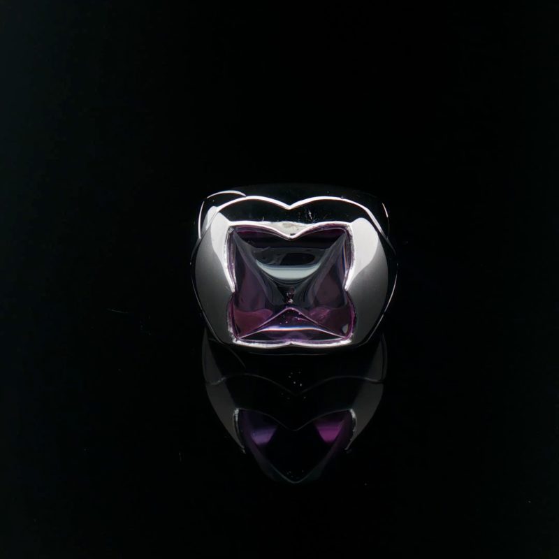 Bvlgari Piramide – pierścionek z fioletowym ametystem sugarloaf w 18-karatowym białym złocie, rozmiar 12/52.
