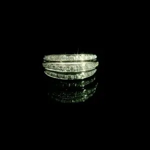 Pierścionek z trzema rzędami diamentów 0,32 ct – złoto 18 kt Wyrazista forma. Harmonijny blask.
