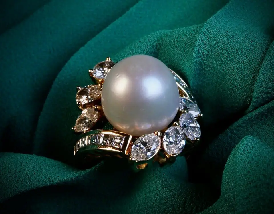 Pierścionek z diamentami i perłą