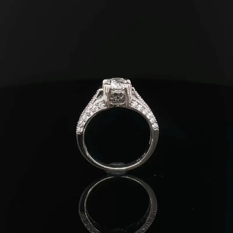 Atrakcyjny pierścionek z dużym diamentem w dawnym szlifie brylantowym, w eleganckiej oprawie wysadzanej diamentami